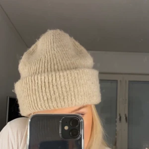 Zara mössa - Mössa från zara i storlek M, beige. Snygg och i bra skick. Skriv om ni har frågor☺️