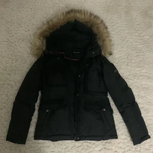 Vinter jacka hollies  - Svart viner jacka, köpt för 1,5 år sedan, perfekt skick, storlek 10 men passar mig som 12-13 åring. Ordinarie pris 3900 säljer för 1400 