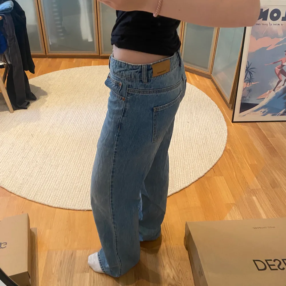 Dom perfekta lågmidjade jeansen! Straight modell med vintage-tvätt. Modellen är egentligen mid/high waist men de sitter lägre på mig med storlek 36💛Säljer flera liknande<3. Jeans & Byxor.
