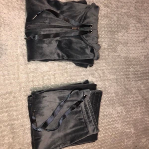 Mjukis sätt  - Säljer mitt gråa Gina tricot sätt som inte kommer till användning och bara tar plats i garderoben, hoppas den kommer till användning för någon annan man kan köpa kofta o byxor separat oxå.