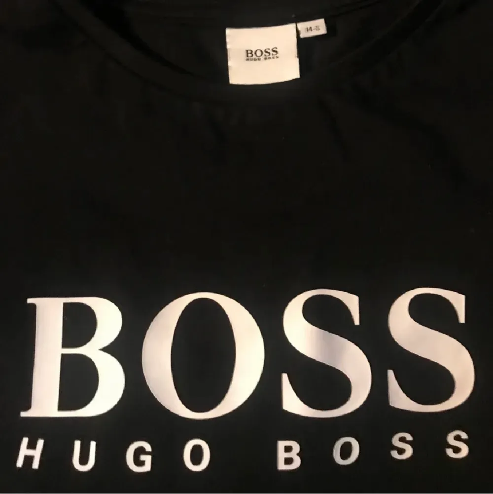 Detta är en en Hugo boss långtröja som Max är använd 2-3 gånger ( har växt ut den. Kan fraktas eller mötas upp någonstans i Vasastan  . Köparen står för frakten . Tröjor & Koftor.