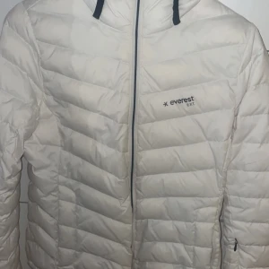 Everest jacka - Everest jacka dam, Storlek S men passar även xs. Endast använt 2 gånger till skidor. Är verkligen varm men funkar även till hösten. 