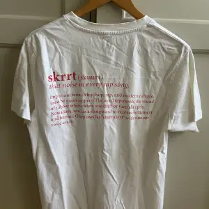 En t-shirt med tryck <3 använd 2-3 gånger. Köpt i barcelona och är från mistee tee X kreemo. 
