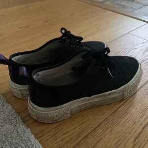 Eytyz /hm edition skor - Använda men mycket kvar att ge. De har slitits vid hälen men det är inget som känns när man har på sig dom. 