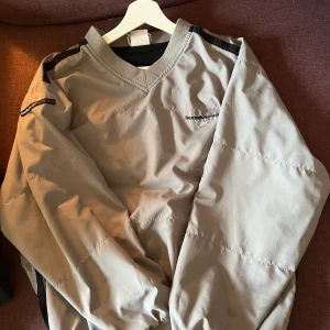 Reebok tröja - Tjock Reebok tröja med flis material inuti. Jättemysig. Något slags reflex material på utsidan. Tyvärr har tröjan ett hål i översta lagret samt en fläck.