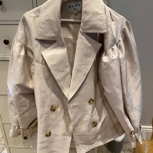 Trenchcoat kort - Helt ny. Beige. Overzise modell som passar en 36-40 i strl.
