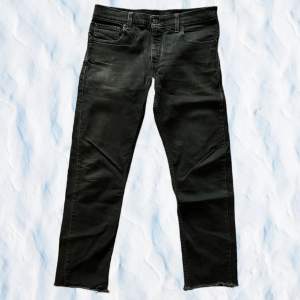 Svarta Levi’s 511 jeans i storlek W30 L30. Använt men ok skick.