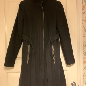 Svart kappa  - Svart kappa från H&M.