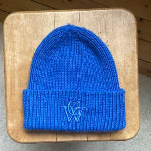 CW mössa  - En fin blå mössa från Carin wester. Använd någon gång men mycket kvar att ge <3 