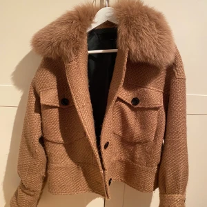 Meotine jacka - Säljer nu min superfina och trendiga jacka från Meotine. Så snygg och jätteskön men kommer tyvärr inte till användning lika mycket längre. 