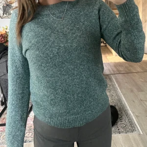 stickad tröja - Grön stickad tröja från vero moda, fint skick