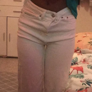 Vita byxor  - Ett par vita momjeans, dom är xs men dom är ändå hyfsat stretchiga så skulle säga att en som bär ”S” skulle kunna använda dom. Dom är knapp använda, säljer pga ja nt får användning av dom.  