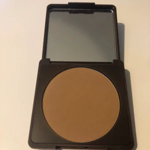 Solpuder  - Solpuder i färgen Bombay. Sparsamt använt 