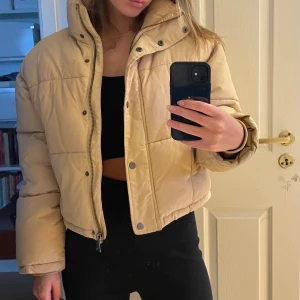Pufferjacka - Pufferjacka i beige ifrån nakd. Säljer pga kommer ej till användning