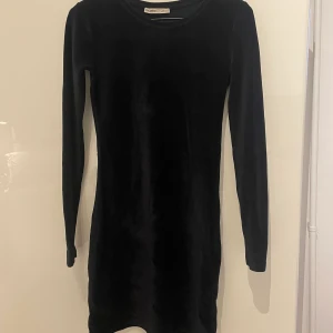 Perfekta svarta klänningen🖤 - Verkligen så perfekt svart klänning från pull&bear🫶