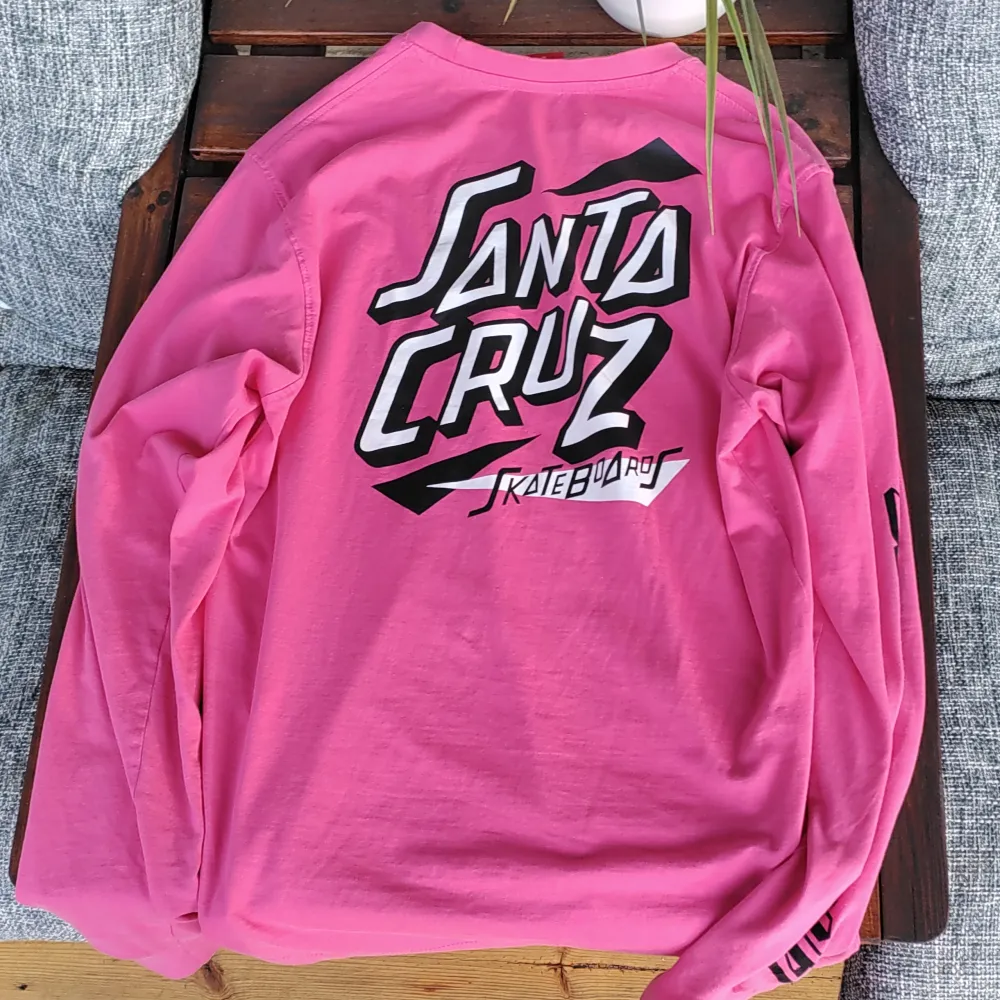 Oanvänd Santa Cruz sweatshirt. Storlek Medium. Pris kan diskuteras.. Övrigt.