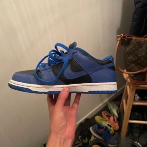 Nike dunk low ”hyper cobalt” - Jätte fint skick, använd ett fåtal par gånger. Box medföljer, hör av er om ni har några funderingar, pris kan diskuteras. Kan byta mot ett par andra skor.