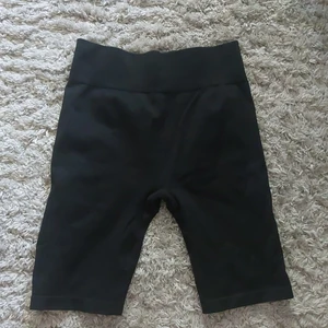 H&M sport short - aldrig använd då den är för lite i storleken 