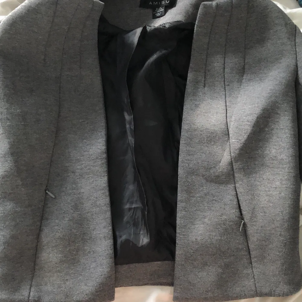 Säljer denna jacktröja. Om du är intresserad kontakta mig. Köpare står för frakt 💕. Övrigt.
