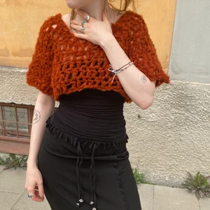 Virkad tröja rostbrun/röd kortärmad  - Virkad av mig, stora maskor. Genomskinlig men fett varm. Stretchig! Röd eller rostbrun eller nåt. Tror det kanske är ylle, svinmjuk! Kliar ICKE!  mina mått är 89cm byst, 73 cm midja. Jag är 167 cm lång. Tvätta handtvättsprogram för säkerhetsskull