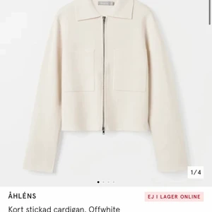 Jacka/Kofta  - Säljer denna slutsålda kofta som går lika bra att använda som jacka. Bra skick <3😚