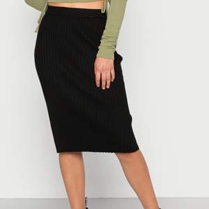 Säljer denna slutsålda kjol från Veromoda är köpt på Zalando och som är använd 5 gånger och är i fint skick!🤍 frakt är ej inräknad!