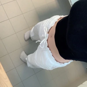 Linnebyxor  - säljer mina superfina linnebyxor från cubus i strl L, men de sitter jättebra på mig som brukar ha S/36💕 har använt dom ungefär 3 gånger men vill helldre ha beiga därför säljer jag dom! (de sitter säkert bra på nån som faktiskt har strl L också!)