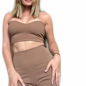 Tubetop  - Brun tubetop from prettylittlething. Har två stycka för de råkade skicka dubbelt. Köp en få en gratis 🫣. Aldrig använda.
