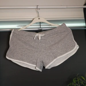 Shorts  - Oanvända gråa shorts med vit utill sömmarna. De är nästan så de är lite korta men funkar bra ändå. Jag kommer inte ihåg hur jag fick de men vet att jag inte änvänt dom. 