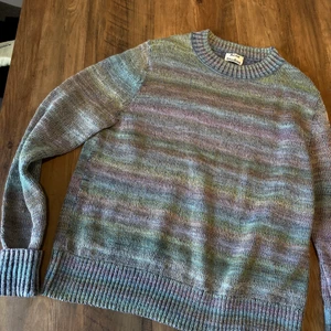 Acne Studios Rainbow sweater strl M - Nästan helt ny sällsynt Acne Studios stickad tröja som är regnbågsfärgad. Storlek M men är nog mer som en L  Köpt på ssense  Skickas spårbart med PostNord för 59kr  Kom gärna med bud :)
