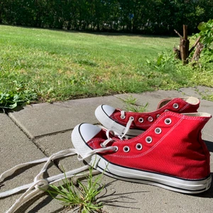 Röda - Bra skick, köparen står för frakt 💕 (den ena skon är lite blöt för har tvättat de ) 