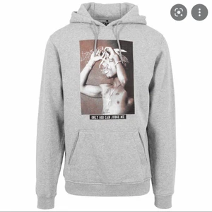 Tupac Hoodie  - Snygg Tupac hoodie i fint skick! Köp direkt via appen! Annars skriv vid frågor! Frakt tillkommer alltid! Om du ej får svar eller vill ha svar snabbare skriv på instagram @stenbergfreja🤩🤩 
