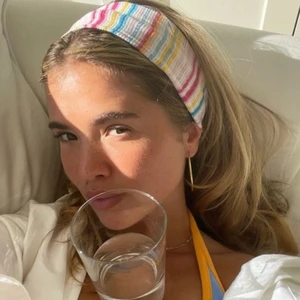 Djerf Avenue hårband  - Jättefint populärt hårband från djerf avenue av Matilda djerf 💥💥 köptes förra året och knappt använt, som nytt! 😁 resår så passar alla!