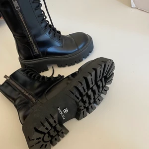 BALENCIAGA TRACTOR BOOTS  - BALENCIAGA Tractor 20 mm lace-up. Använd 2-3 gånger, väldigt fint skick. 