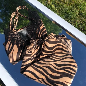 Gulligt sovset  - 🦓 Supergulligt matchande shorts och linne med spetsdetaljer i zebra mönster. Knappt använt så i bra skick. De går att köpa som ett set eller enskilt 🦓
