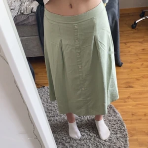 Kjol - Säljer en super fin kjol från vero Moda! Den har knappar fram (man kan ej öppna) och har resår runt midjan så passar en xs-s skulle jag säga! Kjolen är helt ny, endast testad! Nypris 300kr men säljer nu för 80 med frakt inräknat i pris!💞💞 