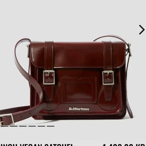 Dr Martens väska  - Ett impulsköp som vill hitta nytt hem:  I veganskt läder, så fin färg & kvalitet.🌿 Super gott skick, nästintill ny.🤍 Nypris: 1400kr. Pris kan diskuteras,, Kan mötas upp eller posta!