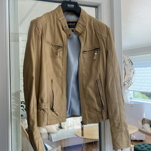 Skinnjacka  - Skitsnygg skinnjacka som dessvärre inte används. Storlek 38 men skulle passa 36 också. Köparen står för frakten😇