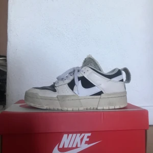Nike Dunk low disrupt  - Säljer ett par Nike Dunks low disrupt köpta för ett år sedan från Shelta. Originalkartong + kvitto medföljer. Syns att de är använda, den högra skon är lite skavd upptill, annars i bra skick! 