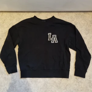 Gina tricot la tröja - Denna tröja köpte jag på Gina tricot som är jätte bra för att ha på sommarkvällarna.