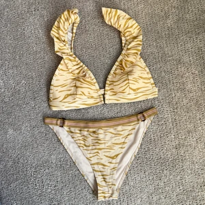 HM x Love Stories bikini - En somrig fin bikini från Love Stories kollektion med HM där båda är i storlek 38💛🧡
