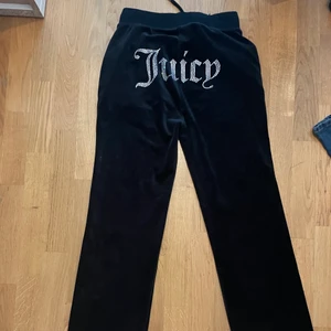 Juicy byxor! - Skitballa juicybyxor! De är midwaist på mig som 175cm lång. Supersköna att ha var som helst. Knappt använda!