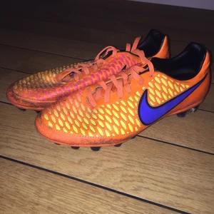 Fotboll skor. Nike fotbolls skor.  - Från märket Nike.  Storlek : 41.  Använd under kort tid.  Skick: som nya