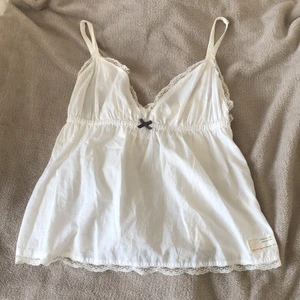 odd molly linne - vitt odd molly linne i ok skick, lite trasig spets (se bild 2) samt lite fläckar på spetsen, har ej provat att tvätta bort dock. Strl 0(xs) Skickas efter mottagen swish, frakt 26kr (ej spårbart)