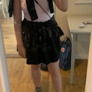 Kjol😽 - Säljer min jättefina ”Stockholms stil” kjol, den har inte kommit till så mycket användning så jag känner att det finns säkert nån som skulle använda den mer än mig💕😽