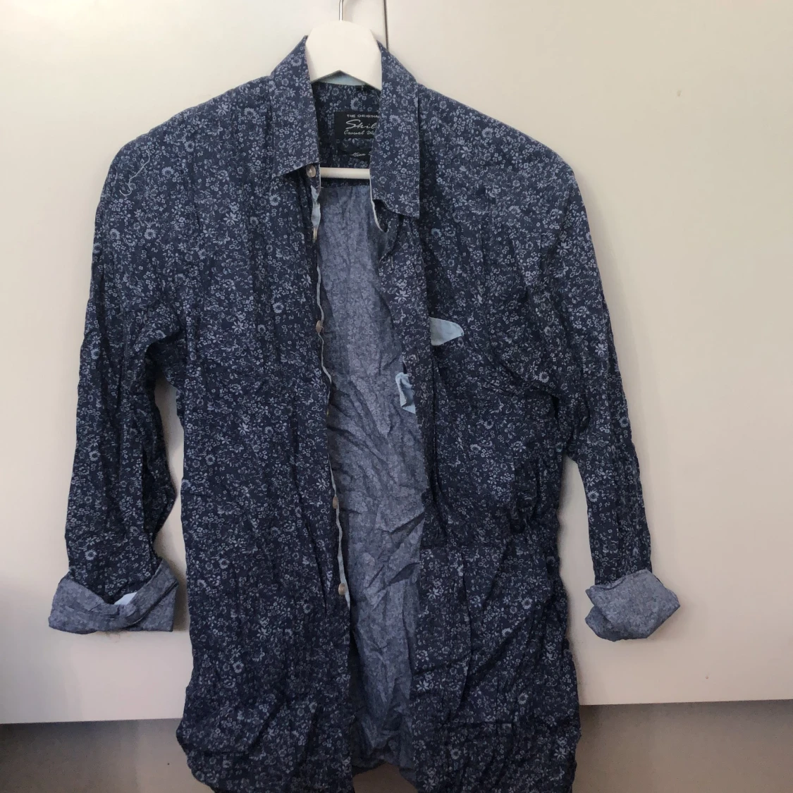 Navy Blue Blommig skjorta