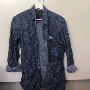 Navy Blue Blommig skjorta - Fint skick, sparsamt använd.
