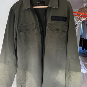 Grön Replay Jacka - En snygg rätt tunn militär jacka kan man kalla det, väldigt bra skick, inga skador, köpt på best of brand, nypris 1500kr, priset kan diskuteras, bara höra av dig ifall det är något du undrar!👊