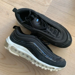 Nike Air Max  - Skitsnygga Nike Air Max i storlek 38,5. Köpt på Tradera men kom aldrig riktigt till användning, i gott skick men kan nog rengöras för att se mer fräscha ut! Små i storleken, jag har vanligtvis 38. Frakt tillkommer 🥰