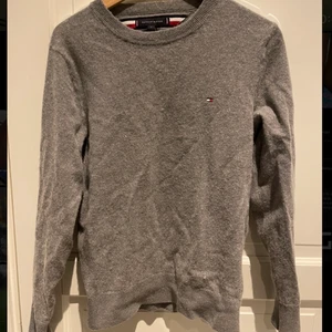 Tommy hilfiger tröja - Tommy Hilfiger stickad tröja som är använd några gånger. Jättebra skick. Vid frakt tillkommer en fraktkostnad på 66 kr.